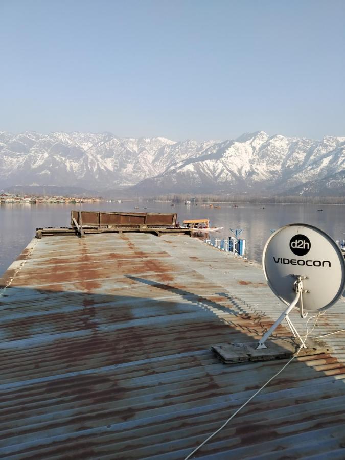 Houseboat Young Snow View Front Line Dal Lake Srīnagar Eksteriør billede