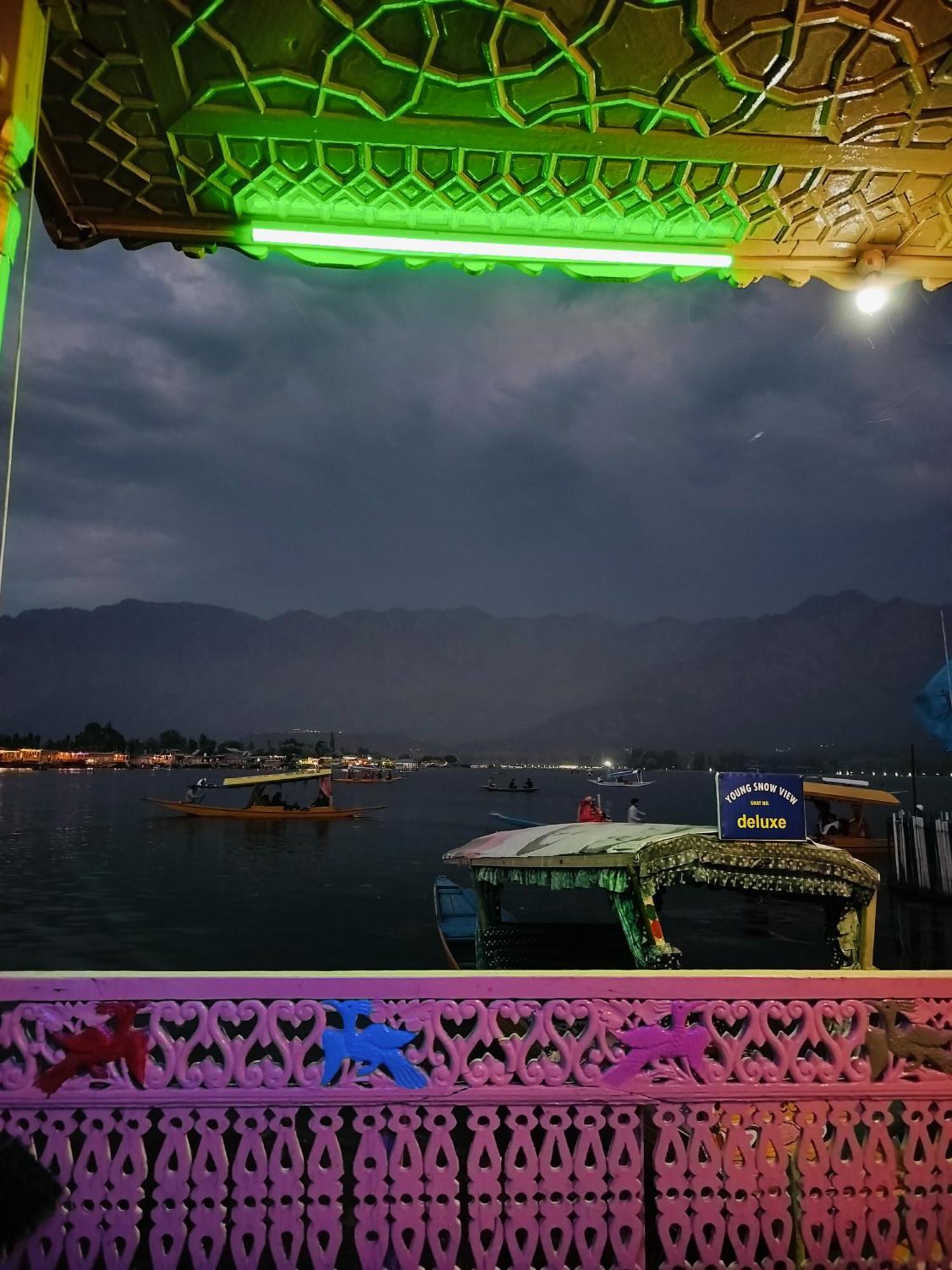 Houseboat Young Snow View Front Line Dal Lake Srīnagar Eksteriør billede