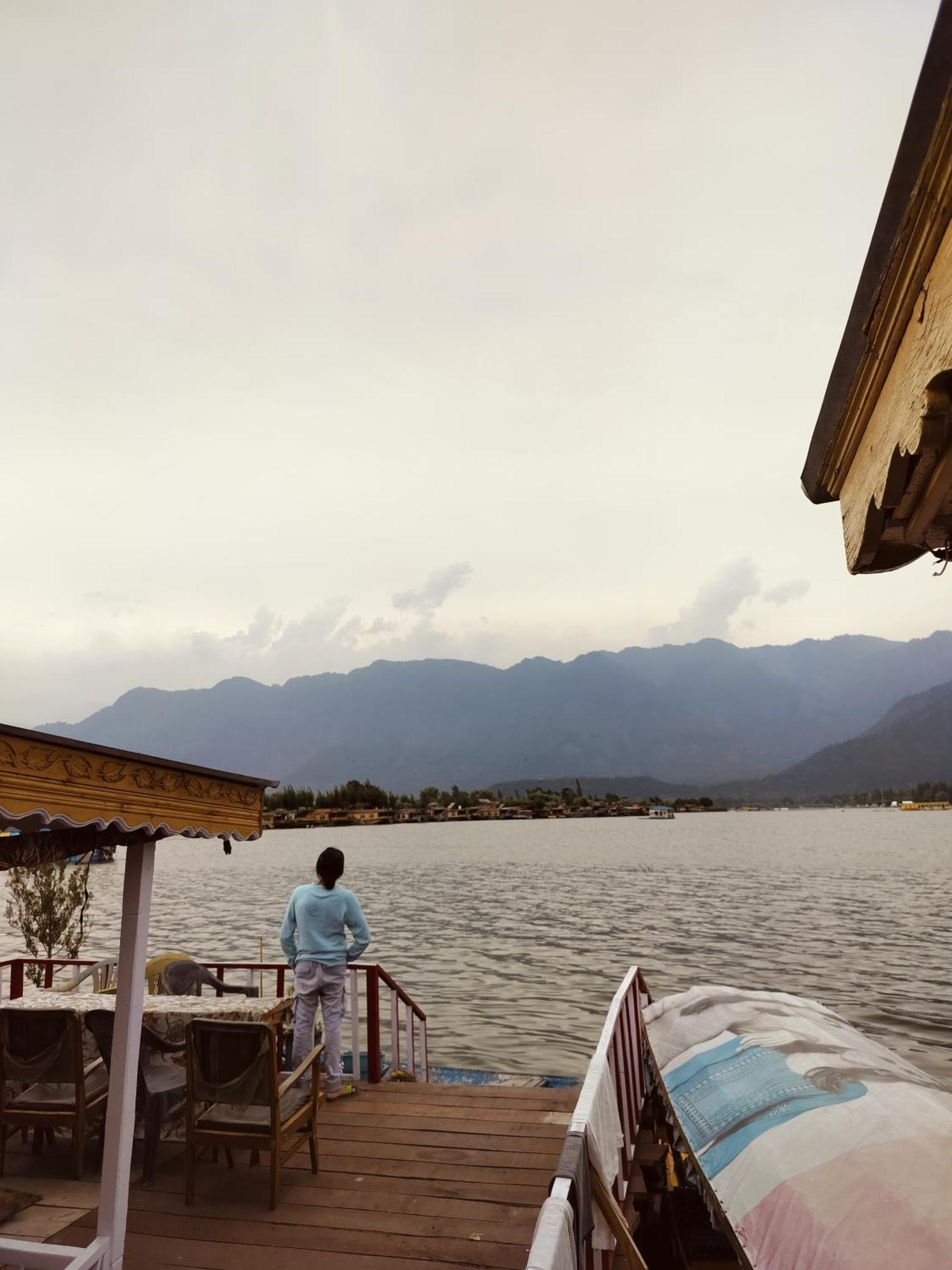 Houseboat Young Snow View Front Line Dal Lake Srīnagar Eksteriør billede