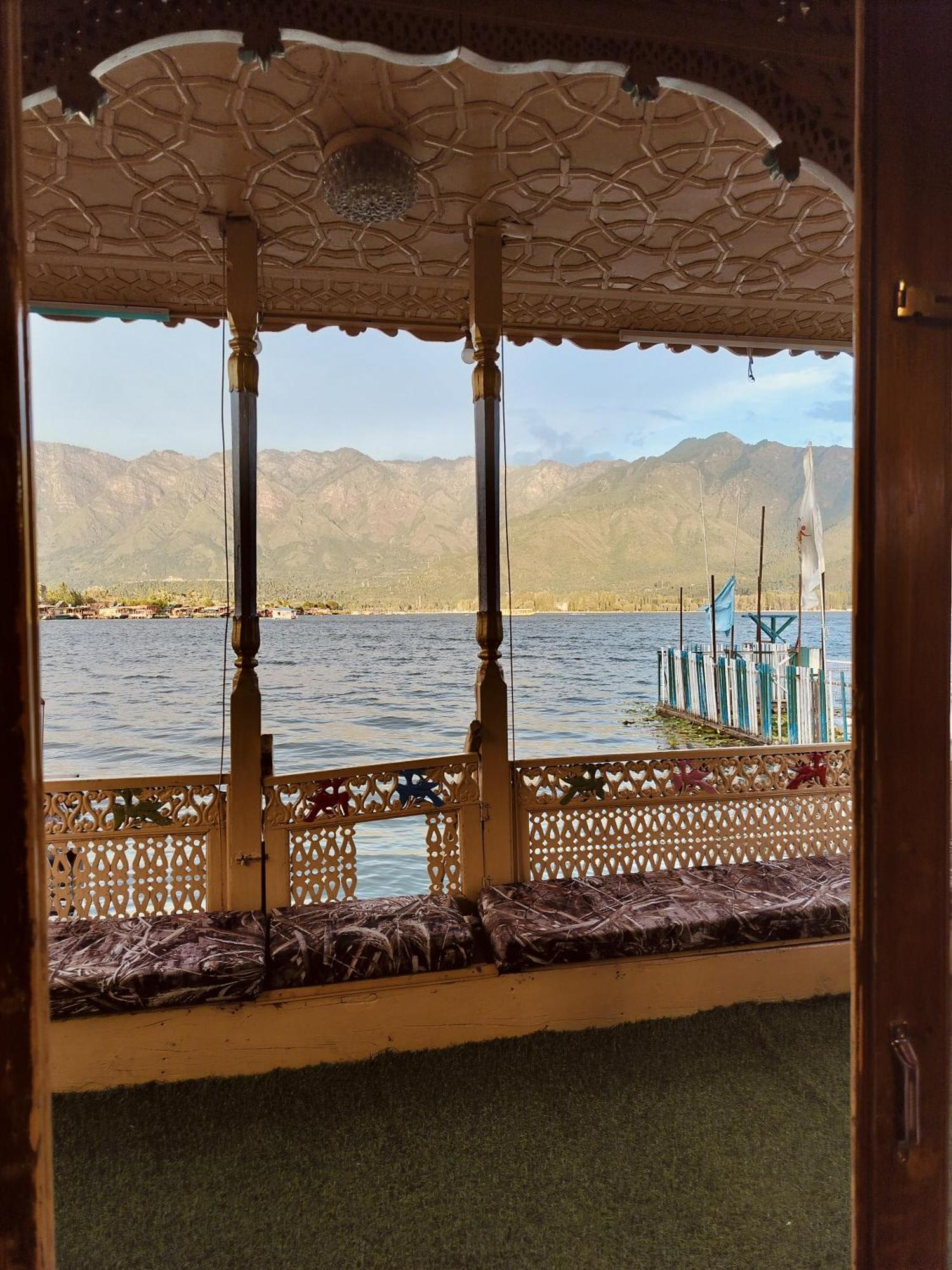 Houseboat Young Snow View Front Line Dal Lake Srīnagar Eksteriør billede