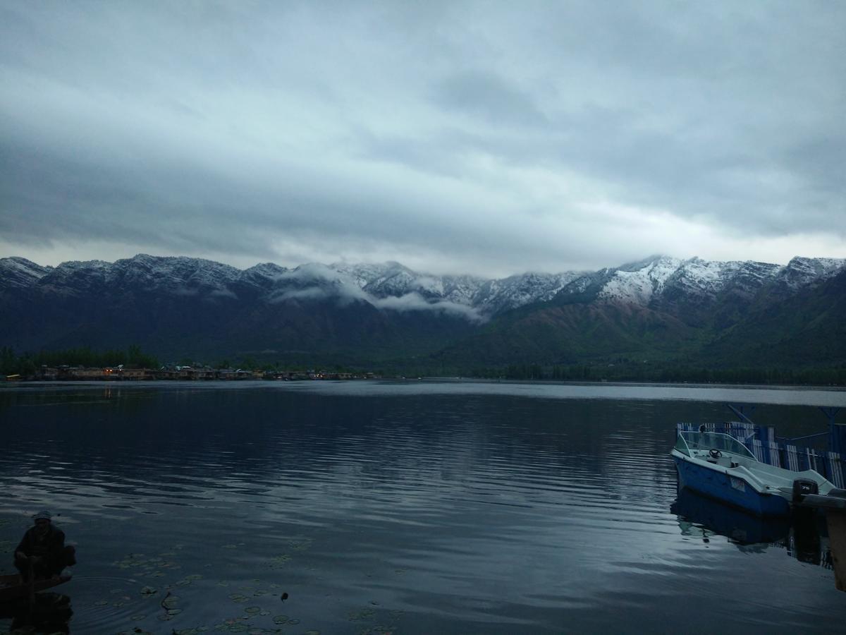 Houseboat Young Snow View Front Line Dal Lake Srīnagar Eksteriør billede