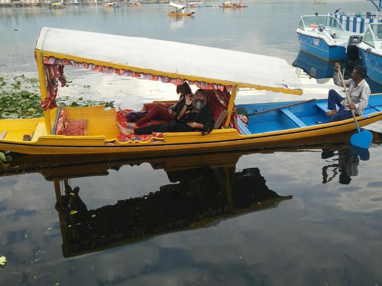 Houseboat Young Snow View Front Line Dal Lake Srīnagar Eksteriør billede