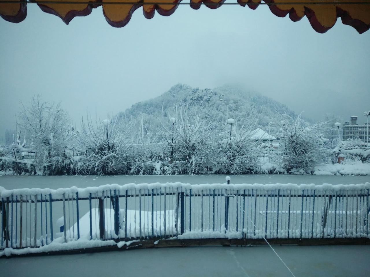 Houseboat Young Snow View Front Line Dal Lake Srīnagar Eksteriør billede
